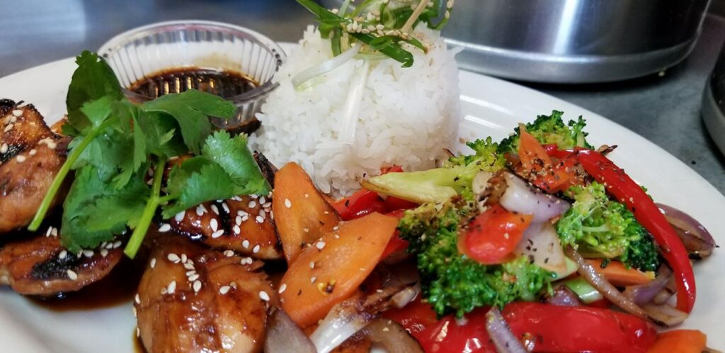 A plate of delicious looking stir fry with rice.